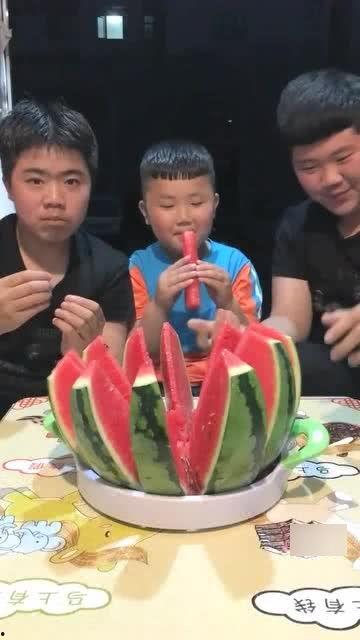 三兄弟吃瓜宴,共享欢乐，传承家味