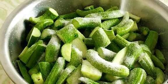 南瓜花下面的小瓜怎么吃,南瓜花下小瓜的多样食法探索