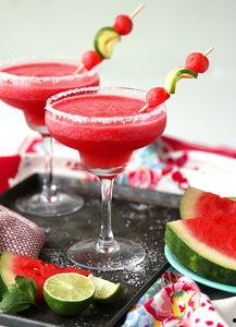 吃瓜群众喝果汁,畅饮健康生活新风尚