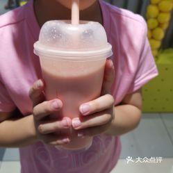 吃瓜群众喝果汁,畅饮健康生活新风尚